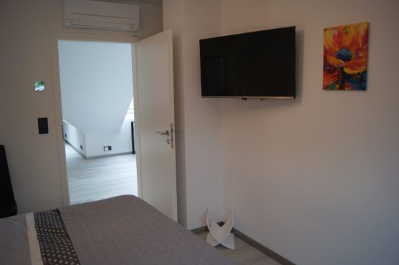 Blick vom Schlafzimmer 2 Richtung Fernseher und Tür