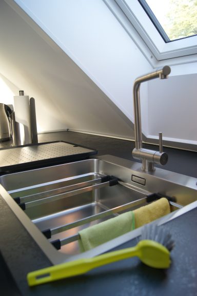 Die Spüle in der Ferienwohnung bietet beim Abwaschen einen Blick nach draußen