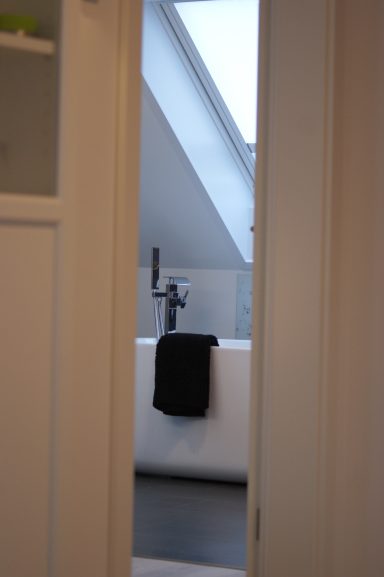 Blick vom Flur durch Schlafzimmer 2 auf das Masterbad