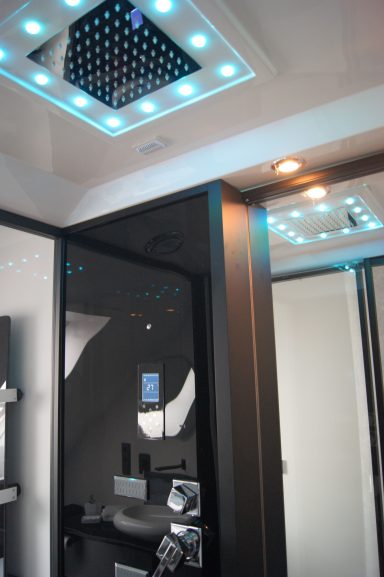 Die Dampfdusche bietet verschiedene Lichtmodi, hier ist das hellblaue Licht an der Decke eingeschaltet.