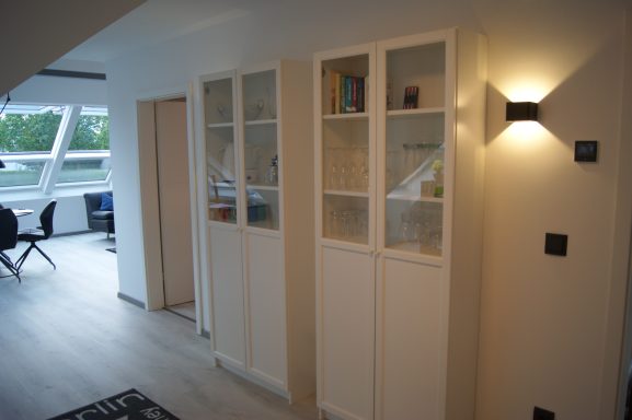 Der hohe weiße Schrank im Eingangsbereich der Ferienwohnung
