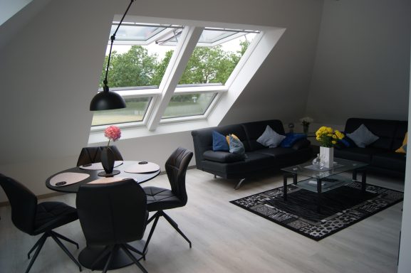 Blick in den hellen Wohn- und Essbereich mit den großzügigen Fenstern