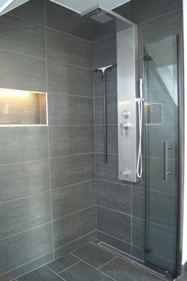 Die ebenerdige Dusche im Masterbad