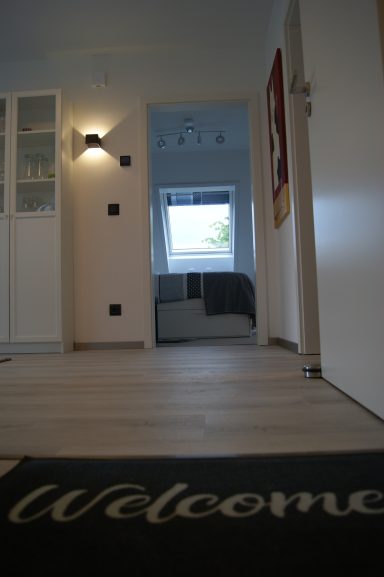 Blick auf den großen Willkommen-Teppich beim Betreten der Wohnung