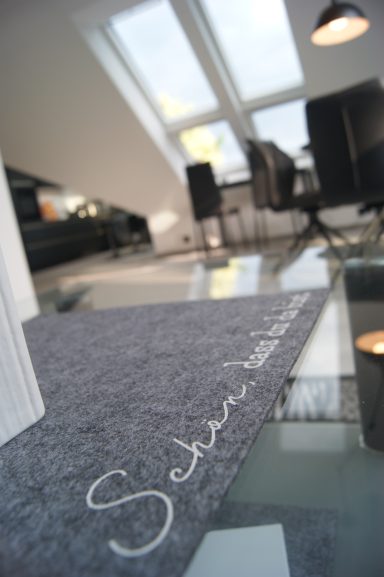 Detailaufnahme des Wohnzimmertischs mit Platzset